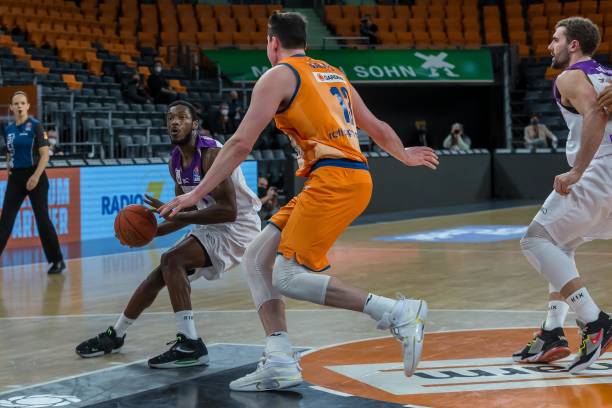 借其在中场 借其在中场